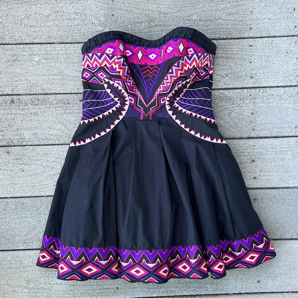 Karen Millen Purple/Pink Tribal-Embroidered-Trimmed Black Strapless Mini Size 8 - Picture 7 of 13